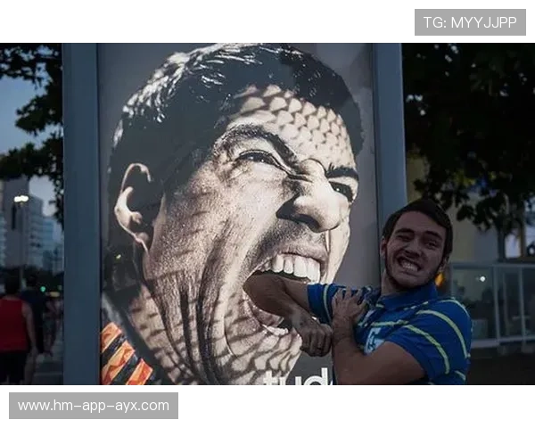 苏亚雷斯儿子比赛中咬人，网友笑疯