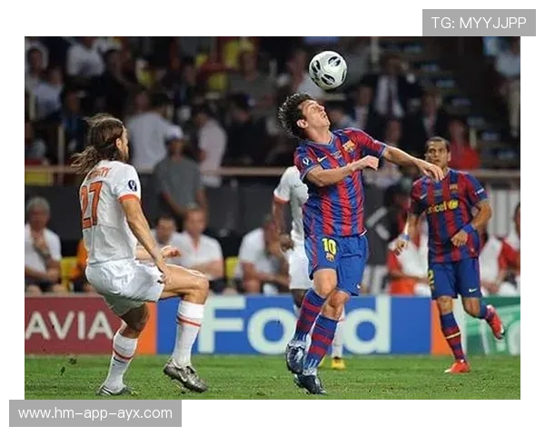 前锋禁区争顶训练：头球点位与争顶姿势被系统化训练